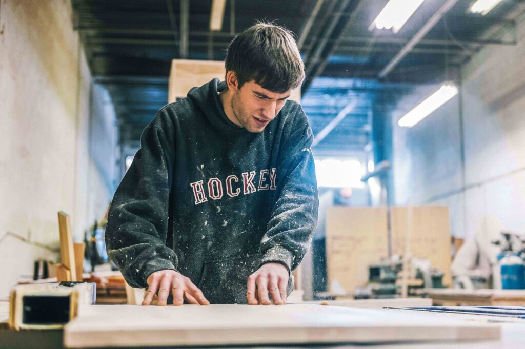 Fabricación de muebles para comercios en madera maciza