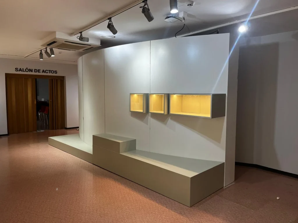 Diseño de mobiliario comercial a medida para tiendas y oficinas