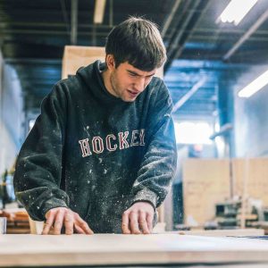 Fabricación de muebles para comercios en madera maciza